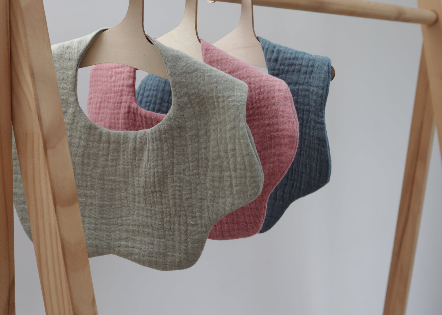Cotton bib (sage green)