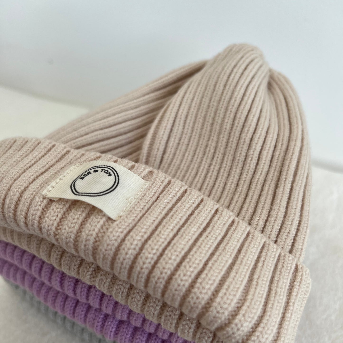 The cotton essential tracksuit (caramel) & beanie (beige)