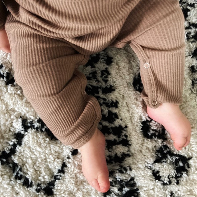 Stretch onesie (brown)